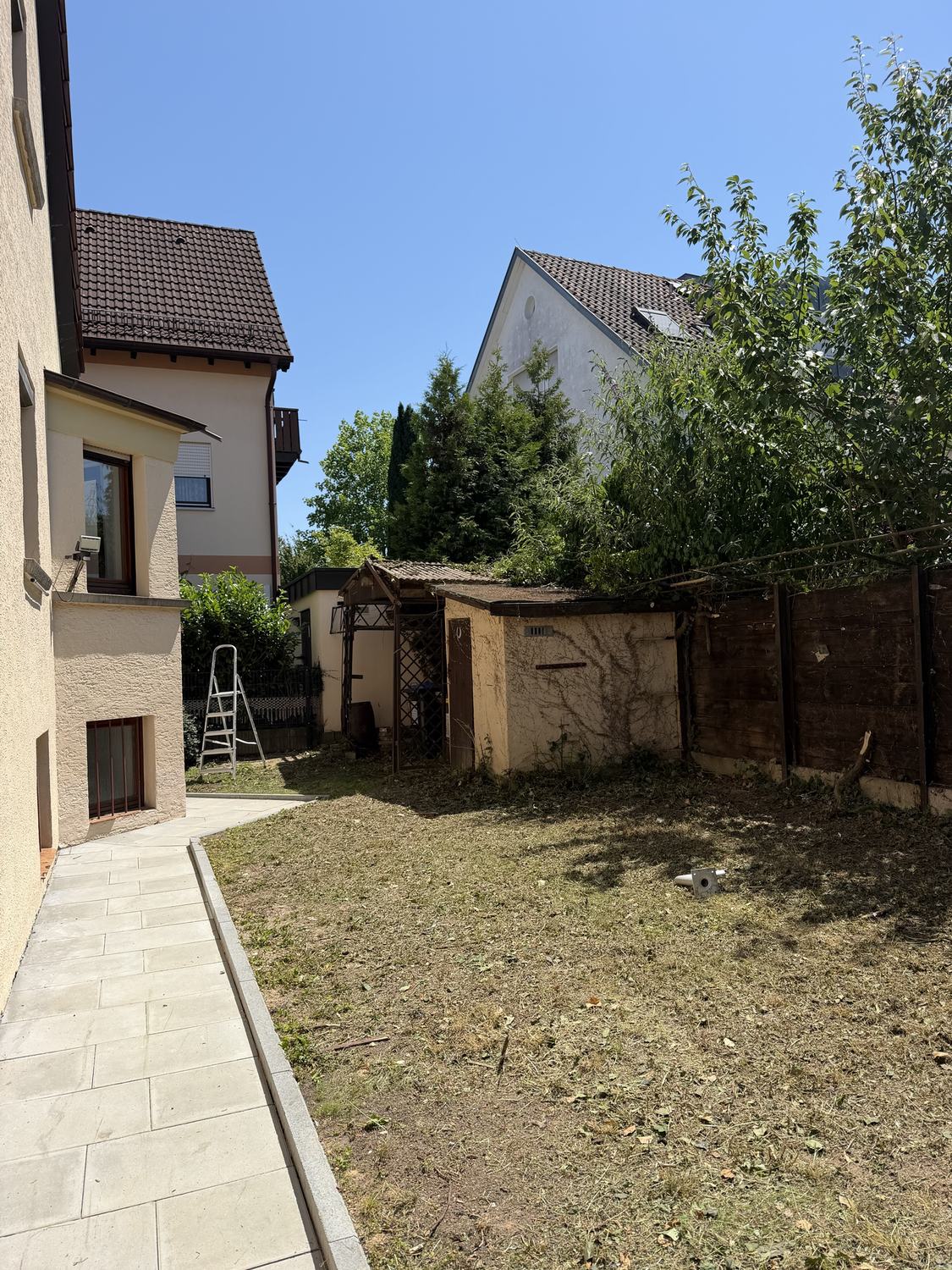 Derselbe Garten nach dem Freischneiden