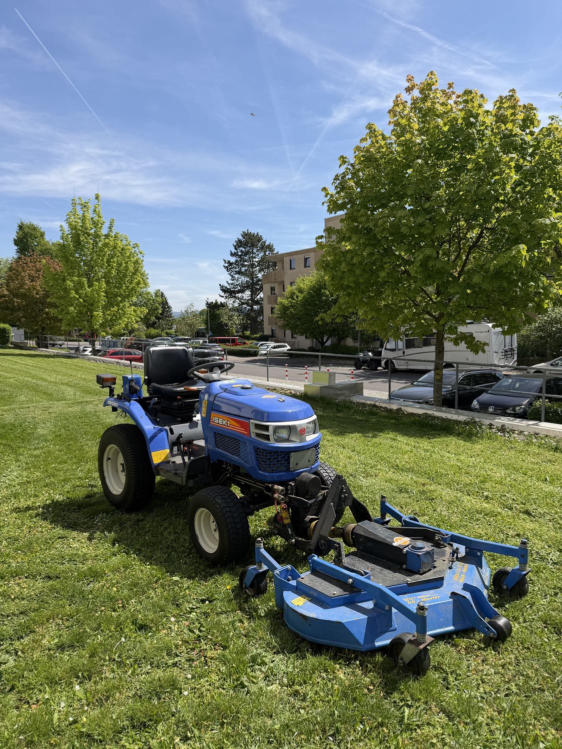 Kompakttraktor mit Mulchmähwerk auf einer Wiese